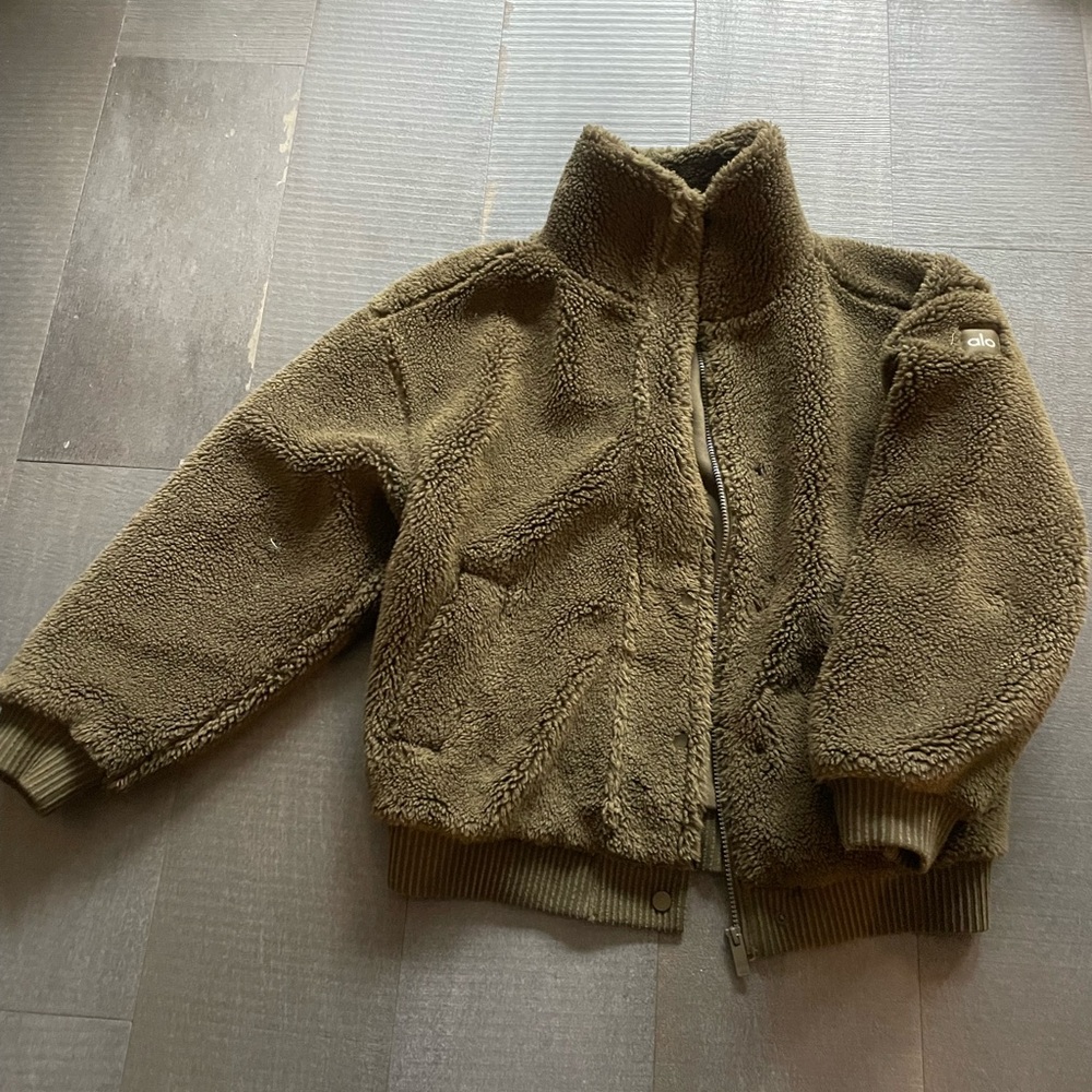 Alo Yoga Sherpa jacket in Army green